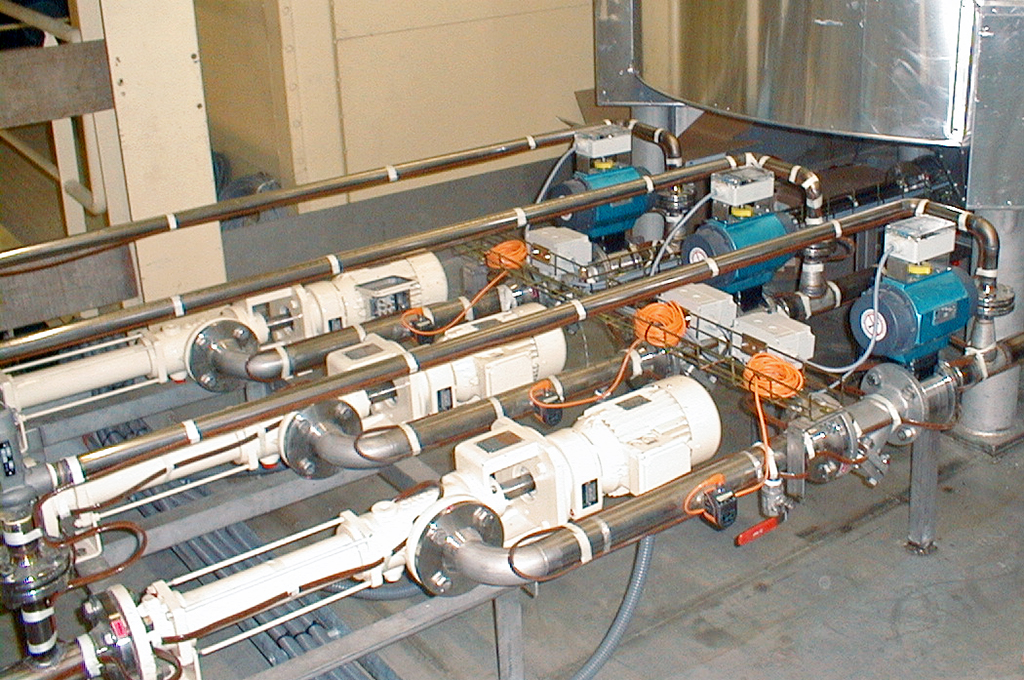 Pneumatic conveying of raw materials