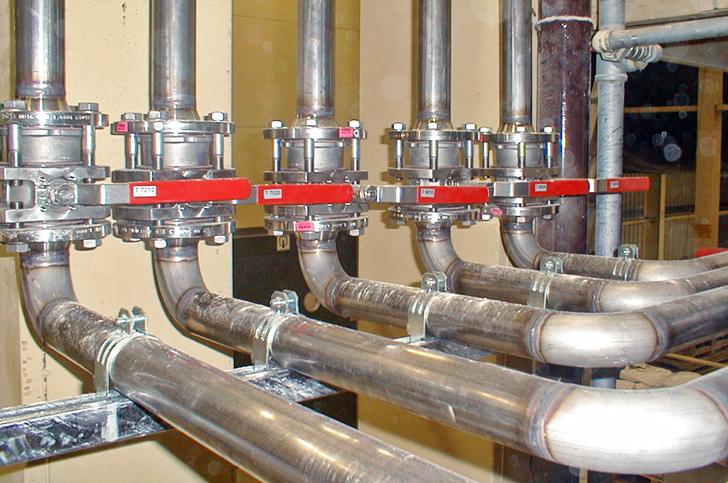 Pneumatic conveying of raw materials